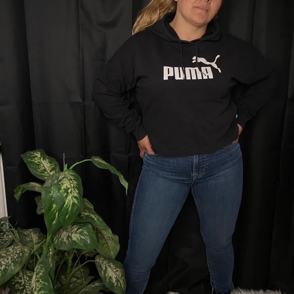 Black puma cropped hoodie!